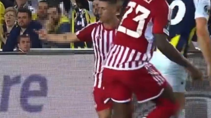 Kadıköy'de skandal! Hem faul yaptı, hem hareket çekti... Alman hakem kart bile göstermedi