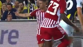 Kadıköy'de skandal! Hem faul yaptı, hem hareket çekti... Alman hakem kart bile göstermedi