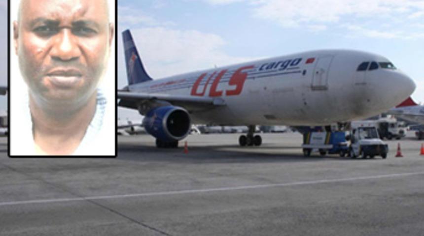 Ganalı sır uçağın altından çete çıktı