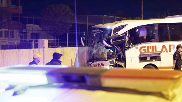 Aksaray’da kontrolden çıkan otobüs bahçe duvarına çarptı: 8 yaralı