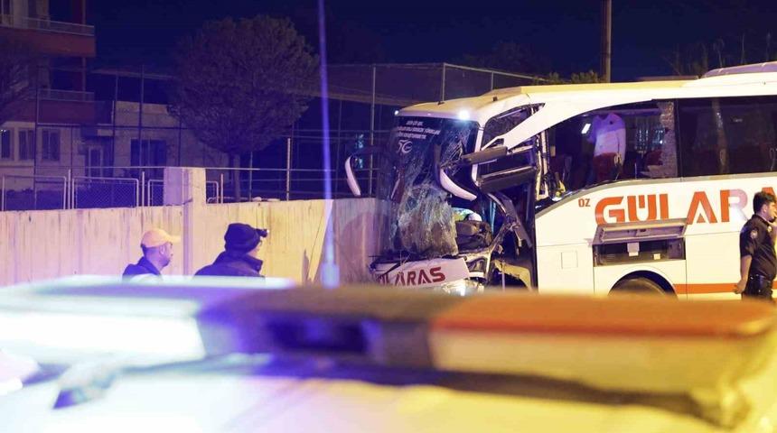 Aksaray’da kontrolden çıkan otobüs bahçe duvarına çarptı: 8 yaralı