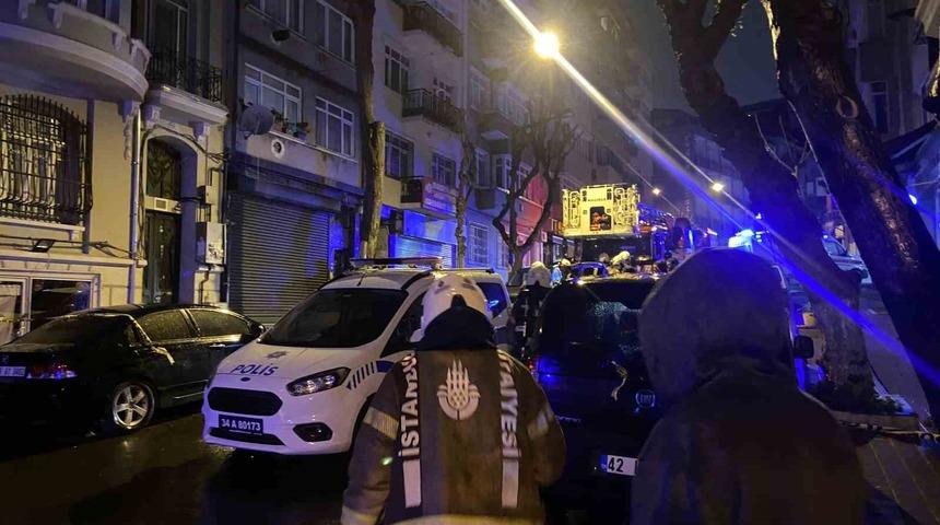 Fatih’te hareketli gece: Komşusunun kapısına balyoz ve matkapla saldırıp kapıyı ateşe verdi