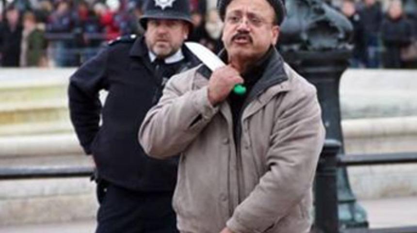 Boğazında bı&ccedil;akla saraya y&uuml;r&uuml;d&uuml;