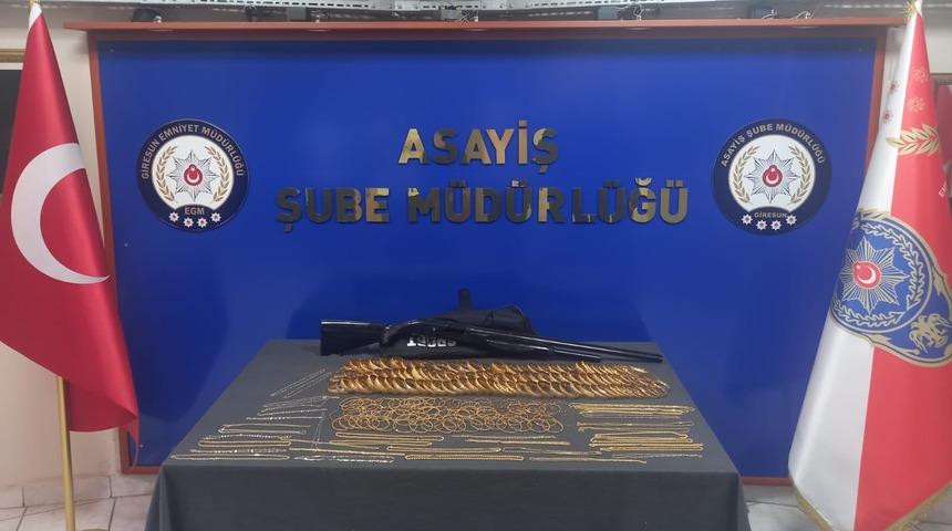 Giresun'da soyulan kuyumcudan alınan altınlar bulundu