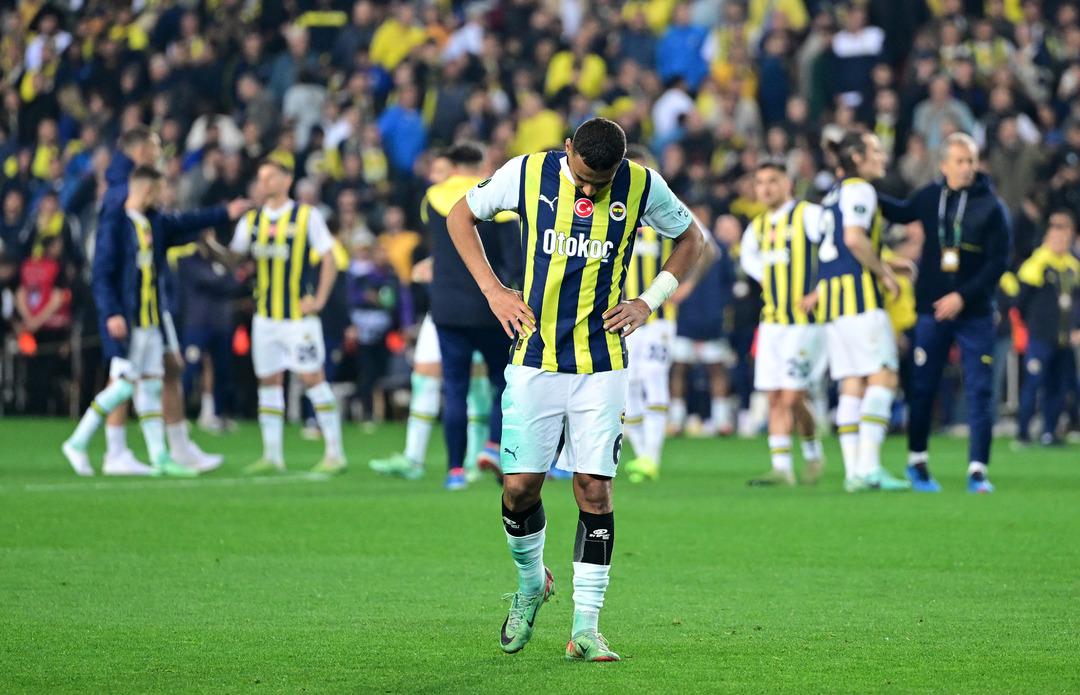  Olympiakos'a penaltı atışları sonucu elenerek Avrupa defterini kapatan Fenerbahçe'nin beklenmedik vedasının yankıları sürerken, spor yazarlarından Sarı-Lacivertliler'e sert eleştiriler geldi. 1080xauto