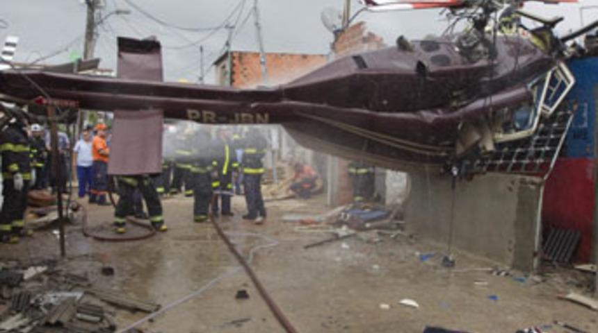 Helikopter evin üstüne düştü