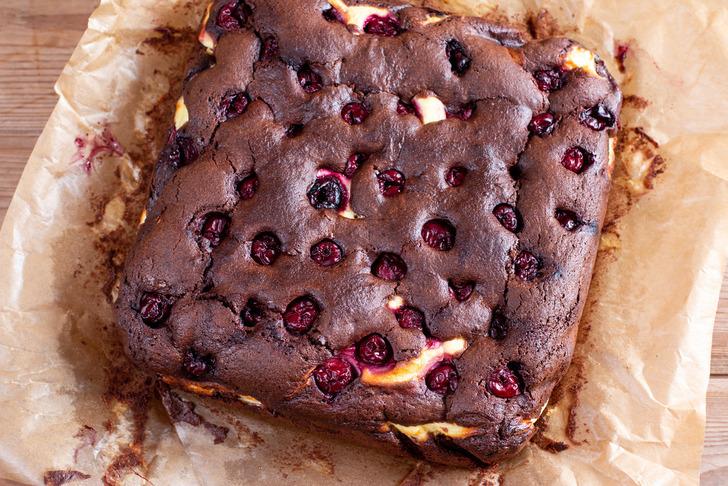 Lezzeti damak çatlatıyor: Vişneli beyaz çikolatalı brownie tarifi! En pratik brownie nasıl yapılır? 