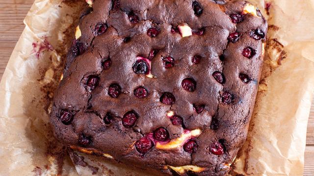 Lezzeti damak çatlatıyor: Vişneli beyaz çikolatalı brownie tarifi! En pratik brownie nasıl yapılır? 