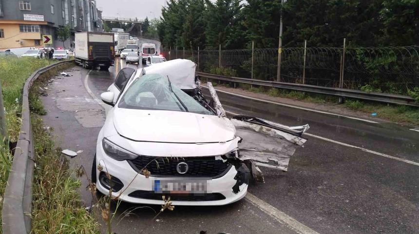 İstanbul'da feci kaza! Kamyon ile otomobil çarpıştı: 2 ölü, 4 yaralı