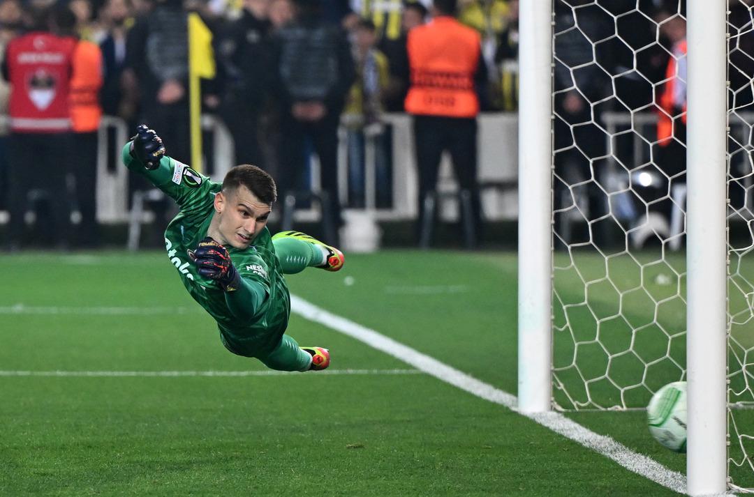  Olympiakos'a penaltı atışları sonucu elenerek Avrupa defterini kapatan Fenerbahçe'nin beklenmedik vedasının yankıları sürerken, spor yazarlarından Sarı-Lacivertliler'e sert eleştiriler geldi. 1080xauto