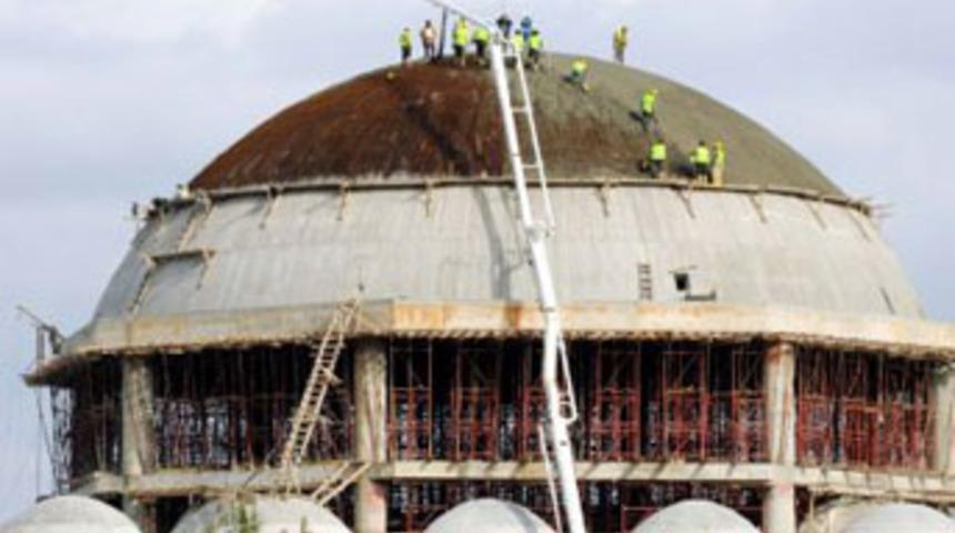 Cami kubbesinde endişelendiren görüntü