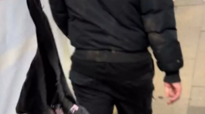 Erkek arkadaşının pantolonuna takılmış halde buldu! İşe böyle gitmiş: Sosyal medyadan yorum yağdı