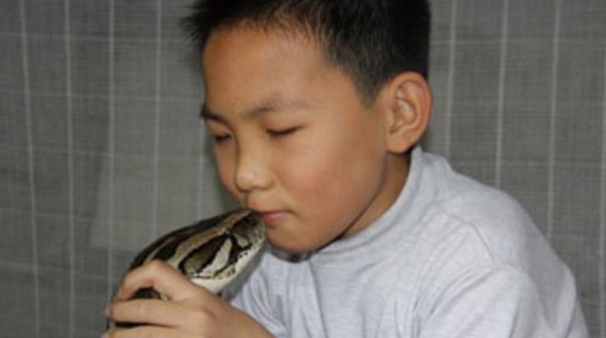 13 yaşındaki çocuk yatağa pitonuyla giriyor