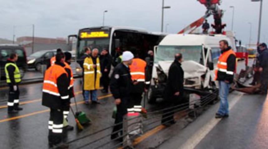 Minib&uuml;s metrob&uuml;s yoluna daldı
