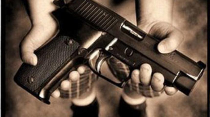 7 yaşındaki &ccedil;ocuk okula silahla geldi