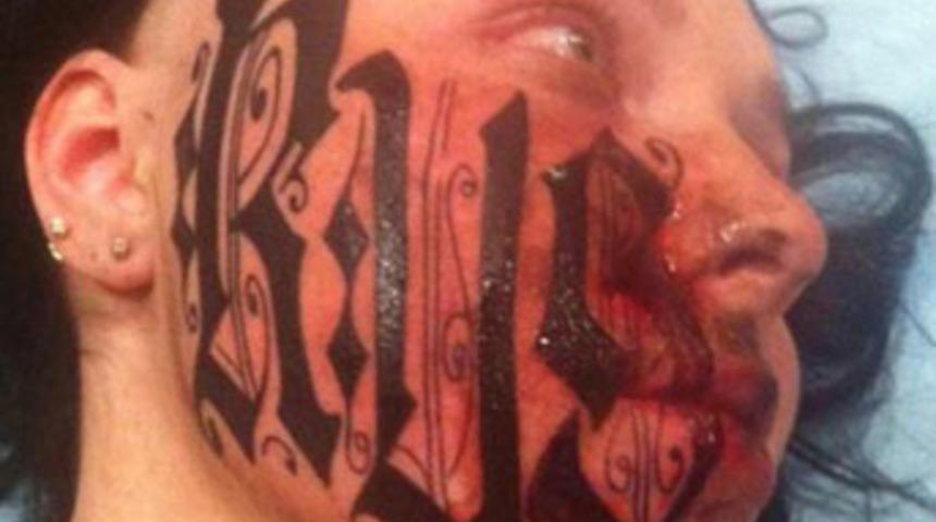 Sevgilisinin yüzüne adını kazıdı