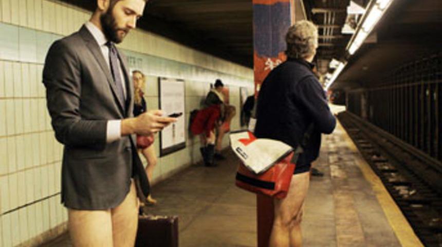 Metroda çıplak eylem!