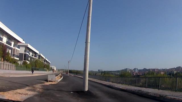 Görenlerin aklı almıyor 'Elektrik direkleri yolun ortasında' Ne otobüs ne de servis girebiliyor 'Acayip bir yapı ortaya çıktı'