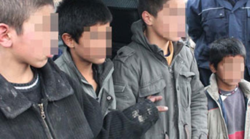 &Ccedil;ocuk şof&ouml;rler 12 araba &ccedil;aldı