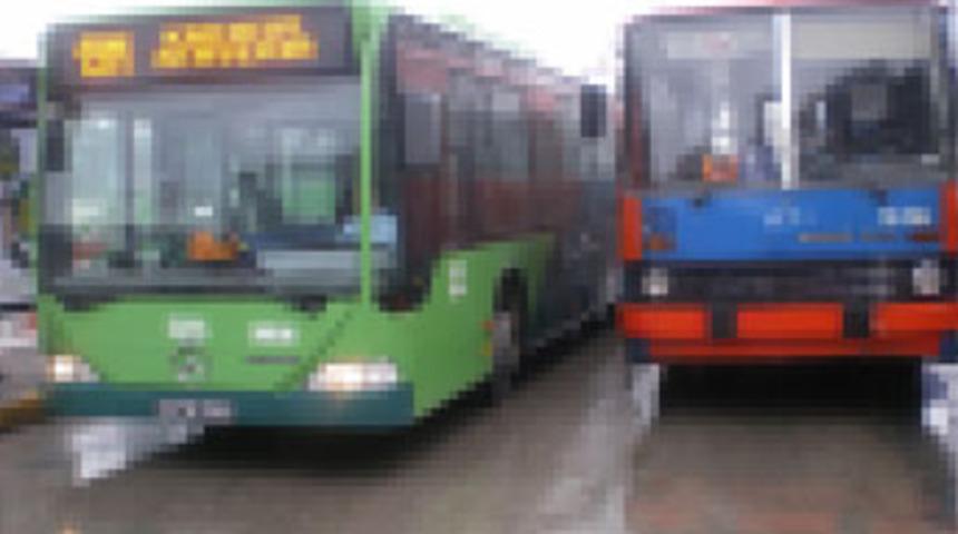 Üsküdar'da iki otobüs arasında can pazarı