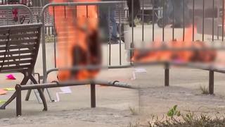 ABD bu görüntüyü konuşuyor! Trump'ın duruşmasının yapıldığı yerin önünde kendini ateşe verdi