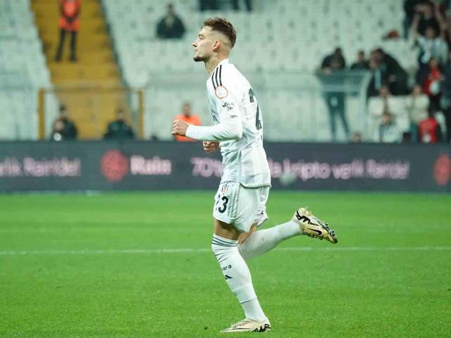 Beşiktaş'ın parlayan yıldızı Ernest Muçi 3. golünü attı!