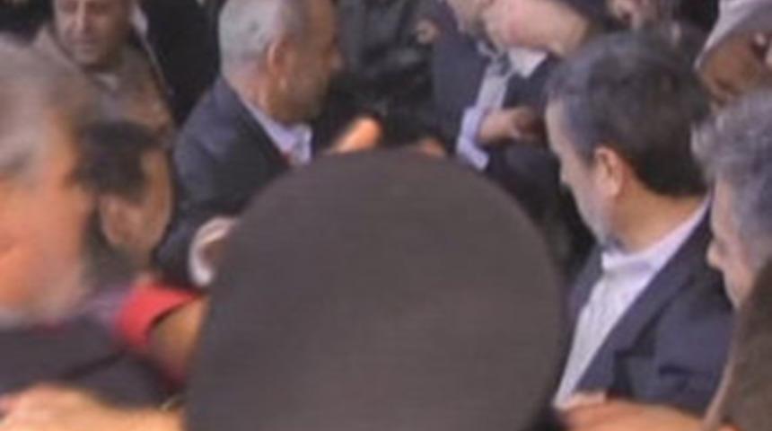 Ahmedinejad'a ayakkabılı saldırı