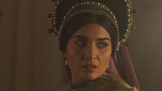 Tuba Büyüküstün davet tarzıyla geceye damga vurdu! Bir bakan bir daha baktı