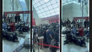 Binlerce insan mahsur kaldı, yaşlılar ve çocuklar yerde uyumak zorunda... Emirates tarihinin en kötü sınavını verdi: Sonsuza kadar ders olacak