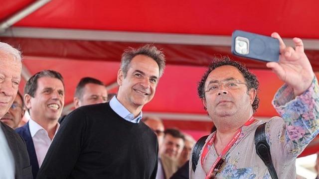 Kapıda vize uygulamasıyla Ayvalık'tan Midilli'ye geçen Türk turist kafilesini Yunanistan Başbakanı Miçotakis karşıladı