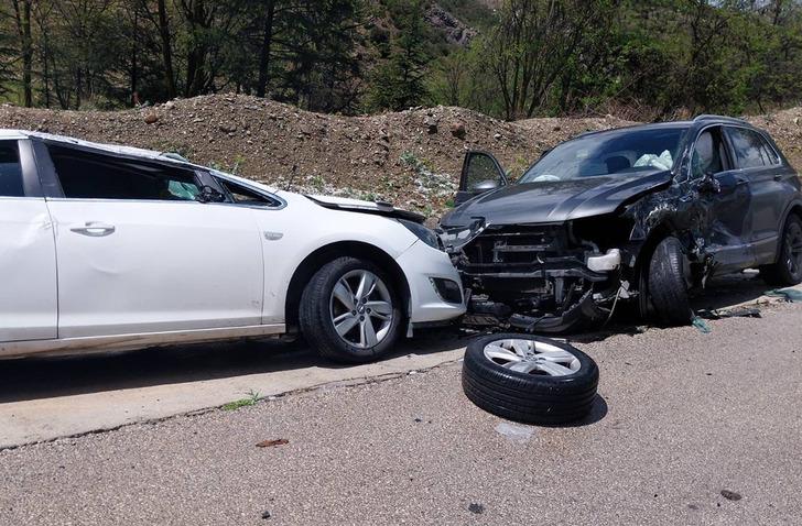 Isparta'da feci kaza! Ambulans ve polis araçlarına otomobil çarptı; 10 yaralı 18712431-728xauto