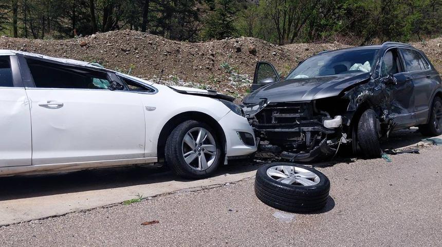 Isparta'da feci kaza! Ambulans ve polis araçlarına otomobil çarptı; 10 yaralı
