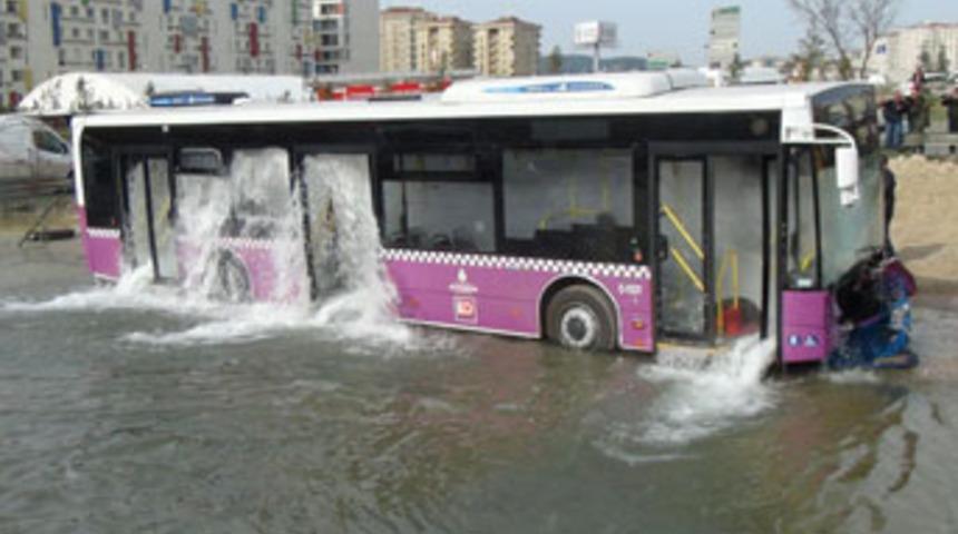 Belediye otobüsünün içinde inanılmaz kaza