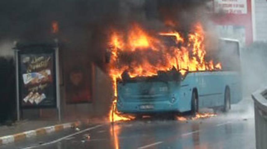 İstanbul'da otob&uuml;se molotof atıldı