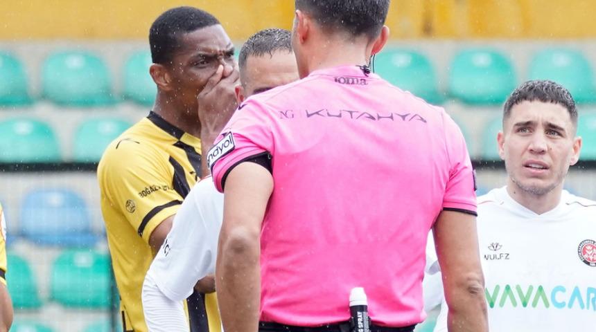 Süper Lig'de akıllara durgunluk veren olay! Maç oynanırken sahadan ayrılmak istedi...