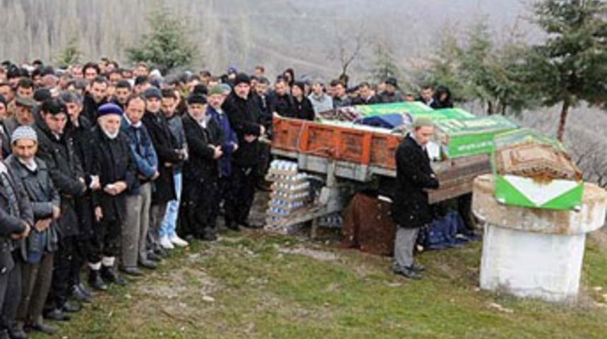 Trakt&ouml;r kasası 4 kişiye musalla taşı oldu