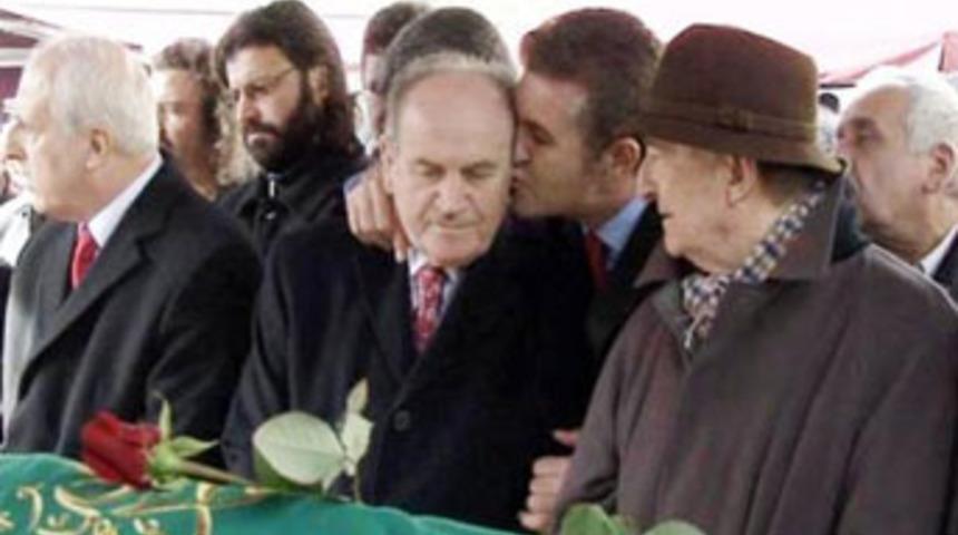 Sarıgül'den güldüren öpücük