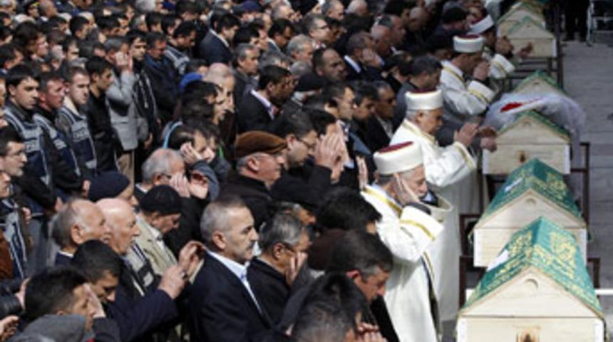 Anne ve 7 &ccedil;ocuğu toprağa verildi