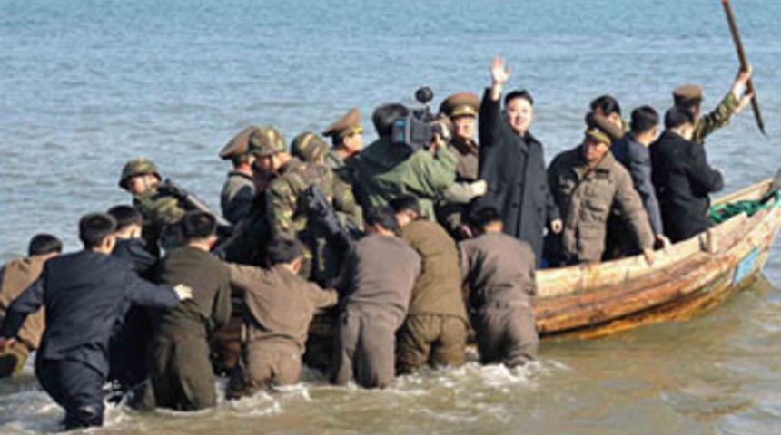 D&uuml;nyaya kayıktan meydan okudu