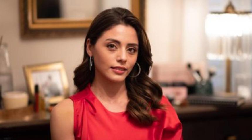 Kızılcık Şerbeti'nin Doğa'sı Sıla Türkoğlu son pozlarıyla çok konuşuldu! Bakan bir daha baktı