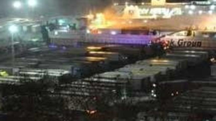 Gemideki TIR'da &ccedil;ıkan yangın korkuttu