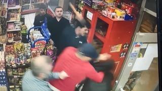 Sopalı intikam dayağı kamerada! Yolda gördüler, kabusu yaşattılar