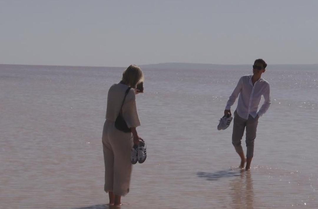 Rengi pembeye döndü, turistler Tuz Gölü'ne akın etti