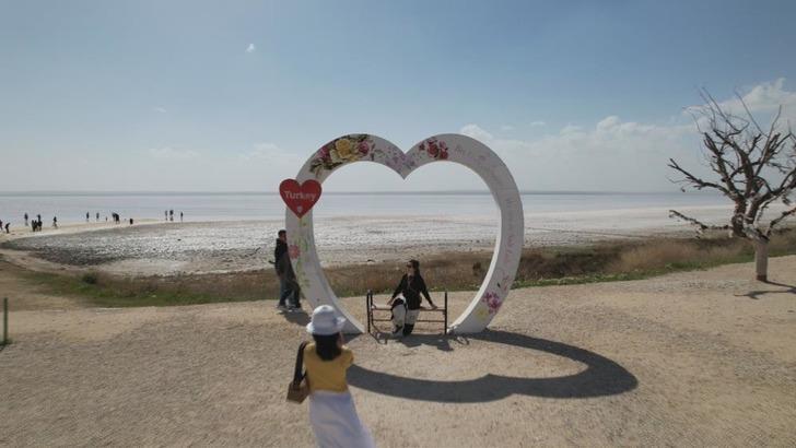 Rengi pembeye döndü, turistler Tuz Gölü'ne akın etti G1