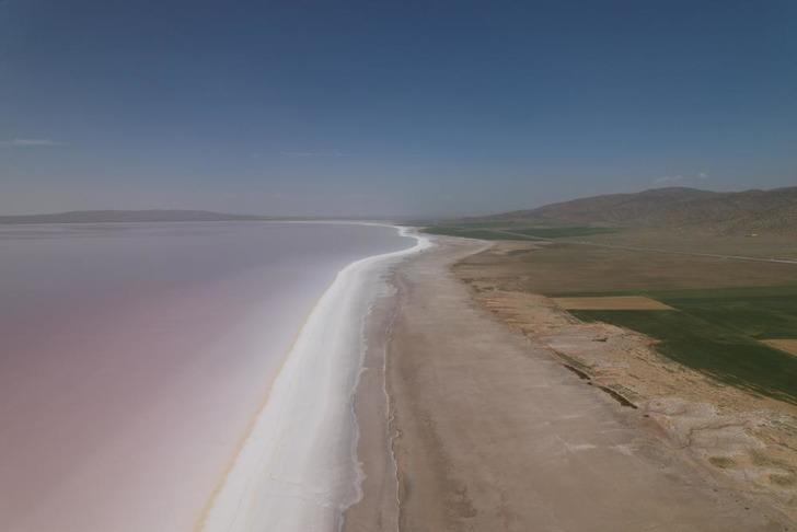 Rengi pembeye döndü, turistler Tuz Gölü'ne akın etti G3