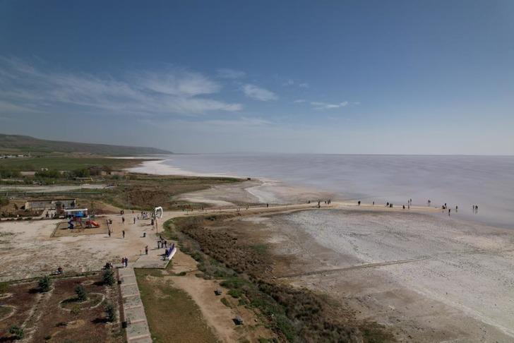 Rengi pembeye döndü, turistler Tuz Gölü'ne akın etti G5