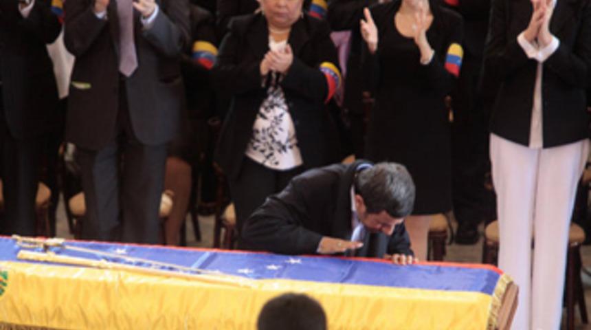 Ahmedinejad'dan Chavez'e veda busesi