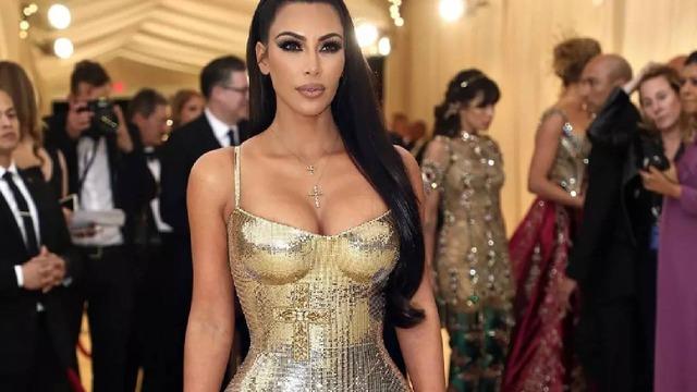 Kim Kardashian kardeşi Kourtney Kardashian'la pozunu paylaştı! İyi ki doğdun