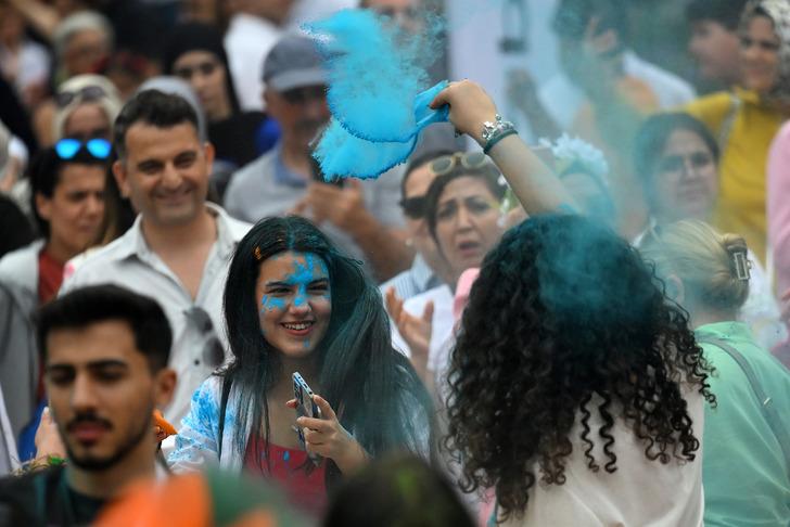 Burası Rio değil Adana! İşte 12. Uluslararası Portakal Çiçeği Karnavalı'ndan birbirinden renkli görüntüler G1