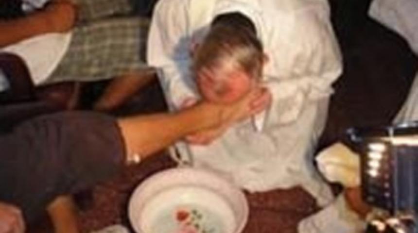 12 AIDS hastasının ayaklarını yıkayıp &ouml;pm&uuml;şt&uuml;